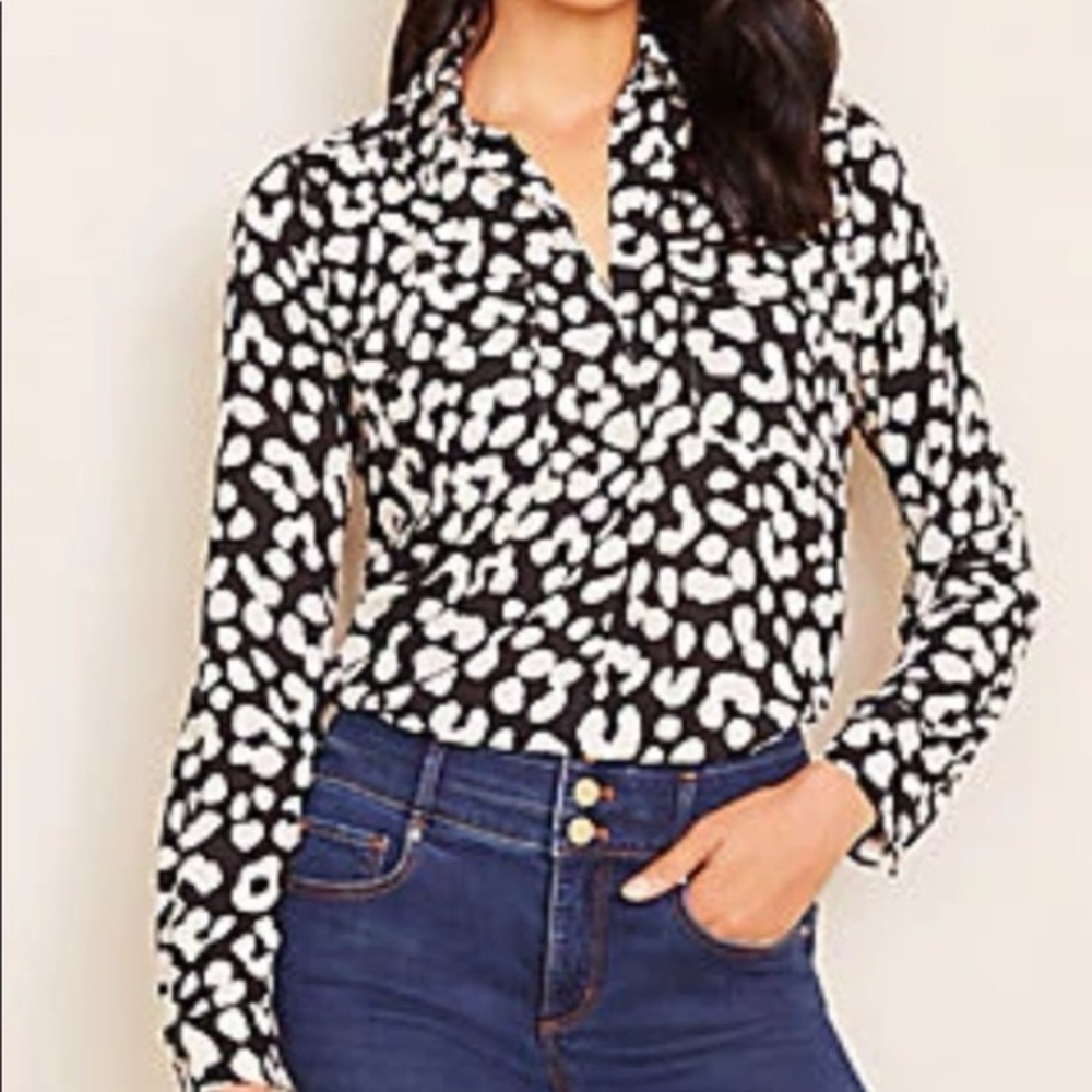 Ann Taylor Black and White leopard Patterned Blouse very nice condition